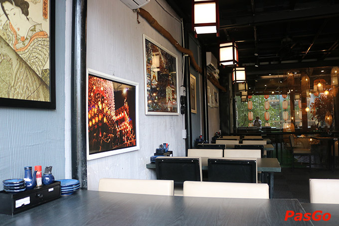 Không gian mang một xu hướng bài trí đơn giản, ngăn nắp và gọn gàng với đặc trưng của kiến trúc Nhật Bản