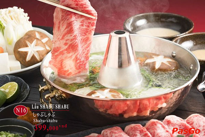 Sẽ ngon hơn khi bạn thưởng thức cùng Sashimi, vị Sashimi tươi mát hòa quyện cùng vị ấm nồng thơm ngát của rượu Shochikubai  Kyoto chắc chắn sẽ làm bạn xóa tan đi lo âu, căng thẳng và mệt mỏi