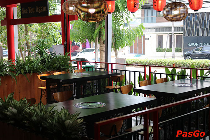 Không gian nhà hàng với kiến trúc hiện đại theo phong cách Nhật Bản, sức chứa lên tới 200 khách