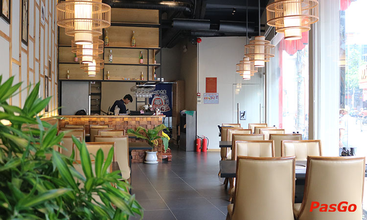 Không gian nhà hàng với kiến trúc hiện đại, theo phong cách Nhật Bản, sức chứa lên tới 200 khách