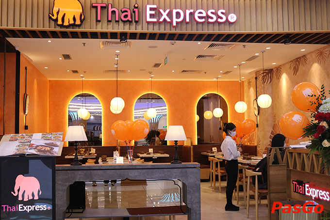 Không gian nhà hàng ThaiExpress Ocean Park rất đặc biệt vì kết hợp giữa sự truyền thống và hiện đại, mang đến cho thực khách cảm giác khác lạ, mới mẻ
