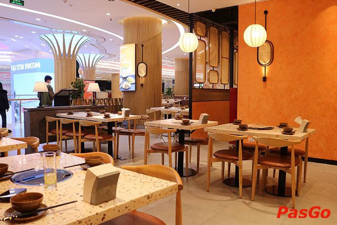 Không gian nhà hàng ThaiExpress Ocean Park rất đặc biệt vì kết hợp giữa sự truyền thống và hiện đại, mang đến cho thực khách cảm giác khác lạ, mới mẻ