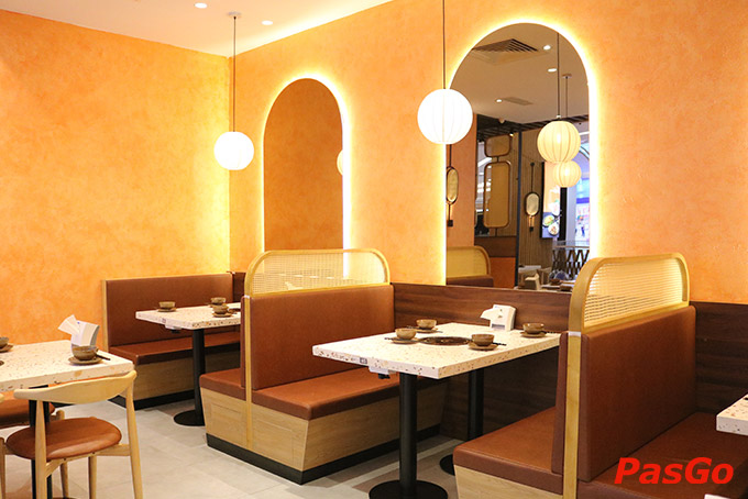 Trang trí tường và bàn ghế của nhà hàng mang đậm nét của văn hóa Thái Lan với màu sắc chủ đạo là vàng cam, tạo nên không gian gần gũi, ấm cúng