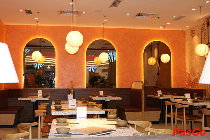 Trang trí tường và bàn ghế của nhà hàng mang đậm nét của văn hóa Thái Lan với màu sắc chủ đạo là vàng cam, tạo nên không gian gần gũi, ấm cúng