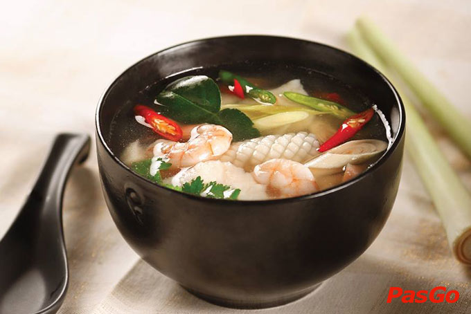 Món ăn được chế biến với sự kết hợp tinh tế giữa các gia vị như ớt, gừng, ngò, lá chanh, đậu phộng, tương ớt, tôm khô... để tạo nên một hương vị đặc trưng riêng biệt