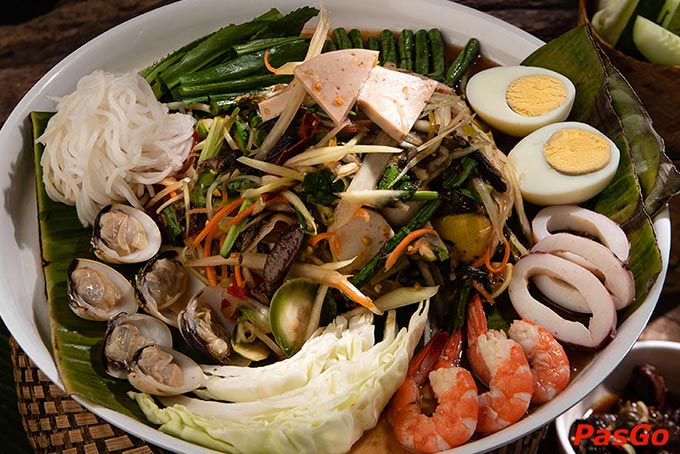 Đủ các món ăn súp tom yum hải sản, pad thai hải sản, gỏi đu đủ đặc biệt Somtam Lover,… ở Thai Market mang đến một trải nghiệm khó quên