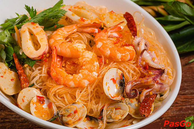 Tất cả những hương vị ấy hòa quyện vào nhau, tạo nên món ăn truyền thống đặc trưng của ẩm thực Thái đầy độc đáo