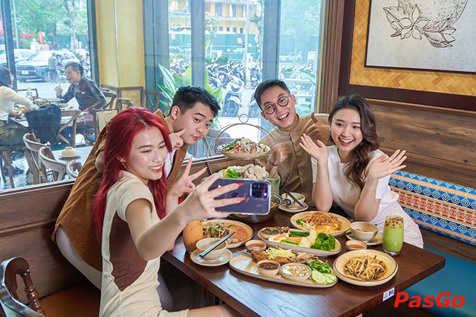 Tạm gác lại bộn bề, cùng nhau tận hưởng những phút giây hạnh phúc bên mâm đồ Thái thơm ngon nịnh mắt và không gian ấm cúng tại Thai Market Lê Văn Thiêm bạn nha