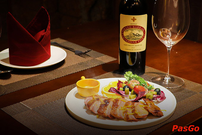 The Anchor (Restaurant & Bierhaus) Trần Phú thuộc chuỗi nhà hàng Á Âu kết hợp với đồ uống nhập khẩu