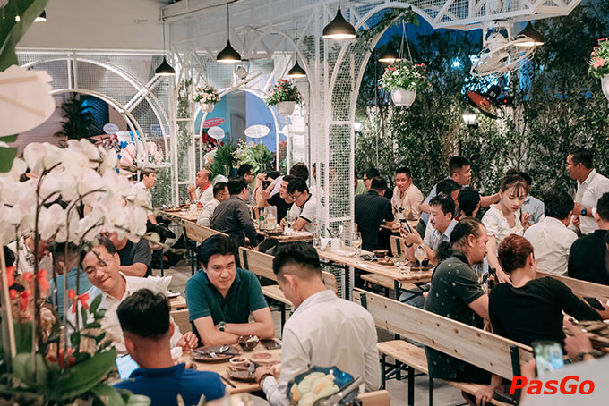 Tại nhà hàng The Anchor Trần Quốc Thảo bạn có thể yên tâm và thoải mái mời bạn bè thưởng thức tiệc Âu ngay tại không gian gia đình để đảm bảo riêng tư mà vẫn sang trọng và ấm cúng.