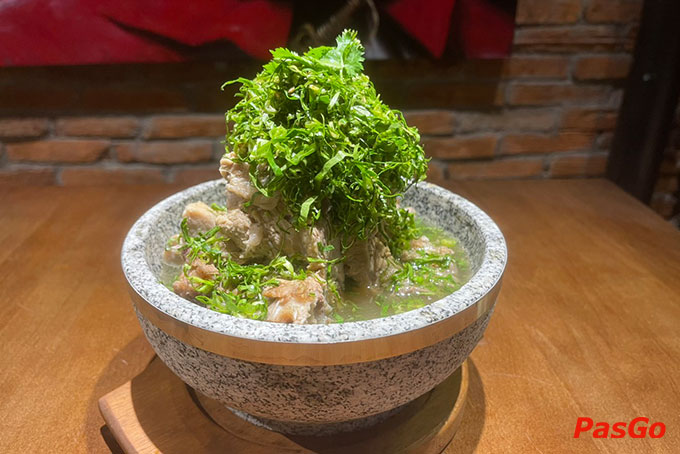 Đồ ăn không quá ít cũng không quá nhiều, khẩu phần của từng món sẽ phù hợp với số lượng người khác nhau. Món thì phù hợp 1 đến 2 người, món thì tận 3 đến 4 người ăn mới hết