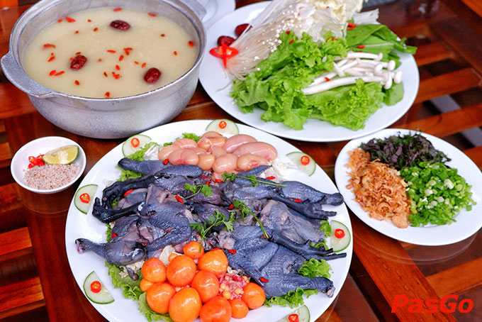 Lẩu cháo gà đen kê trứng nóng hổi sánh mịn