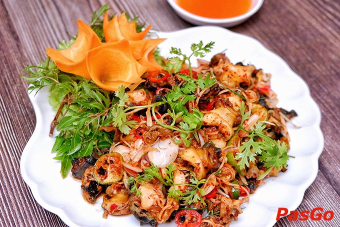 Ốc trộn kiểu thái hội tụ đủ 4 vị mặn, ngọt, chua, cay cùng mùi thơm đặc trưng từ sả và lá chanh đem đến một món ăn thơm ngon, hấp dẫn