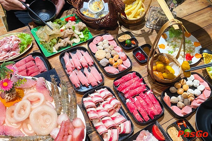 Lẩu ngon không thể thiếu đồ nhúng hấp dẫn và tại Thủy Lẩu Nguyễn Hiền, chắc chắn bạn sẽ không thể bỏ qua thịt bò tươi ngon, chất lượng