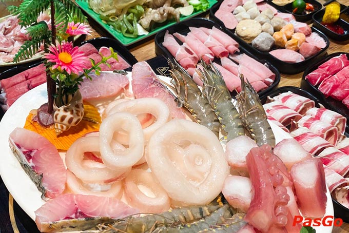 Không thể thiếu các đồ nhúng khác như hải sản, rau xanh và nấm tươi để hài hòa hương vị và cân bằng dinh dưỡng