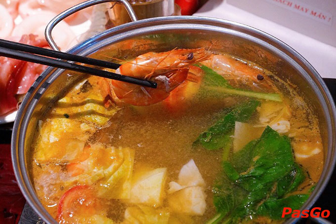 Không thể thiếu các đồ nhúng khác như hải sản, rau xanh và nấm tươi để hài hòa hương vị và cân bằng dinh dưỡng