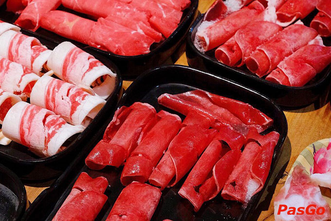 Không thể thiếu các đồ nhúng khác như hải sản, rau xanh và nấm tươi để hài hòa hương vị và cân bằng dinh dưỡng