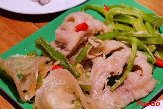 Bên cạnh lẩu và đồ nhúng, Thủy Lẩu còn mang đến rất nhiều món ăn kèm khoái khẩu