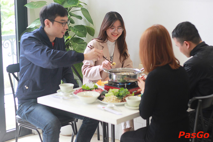 Nhà hàng là địa chỉ lý tưởng hơn cho những buổi họp mặt, gặp gỡ bạn bè hay tận hưởng bữa ăn bên gia đình