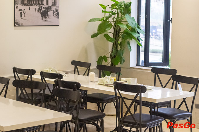 Không gian nhà hàng được bài trí tinh tế và bắt mắt với chỗ ngồi thoải mái