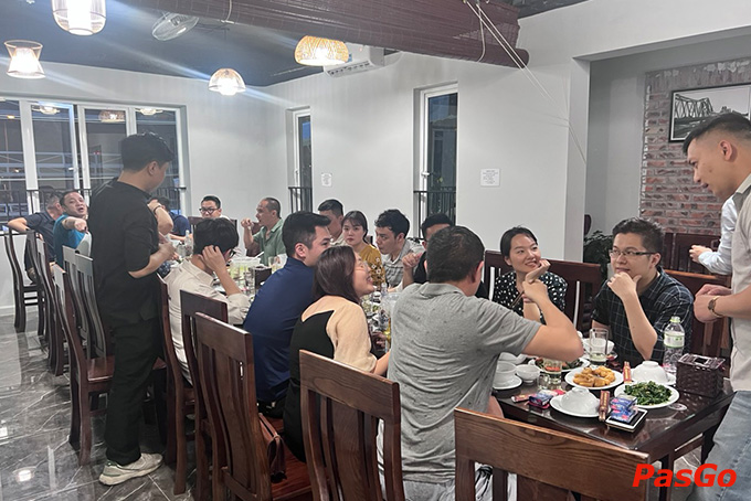 Không gian nhà hàng rộng rãi, thoáng mát với sức chứa lên tới 350 khách (03 tầng, phòng riêng và bàn ngoài trời)