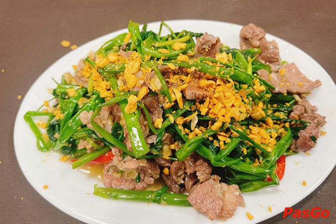 Để làm nên những món ăn độc đáo, đầu bếp ở đây luôn phải dày công tẩm ướp cầu kỳ, thấm vị từ ngoài vào trong theo công thức đặc trưng gia truyền cho món ăn ngon đúng điệu