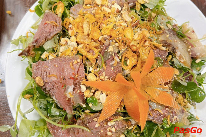 Để làm nên những món ăn độc đáo, đầu bếp ở đây luôn phải dày công tẩm ướp cầu kỳ, thấm vị từ ngoài vào trong theo công thức đặc trưng gia truyền cho món ăn ngon đúng điệu