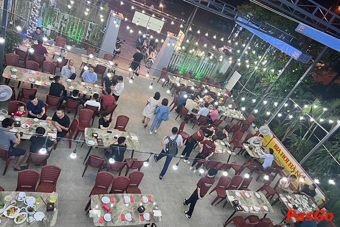 Không gian nhà hàng rộng rãi, thoáng mát với sức chứa lên tới 350 khách (03 tầng, phòng riêng và bàn ngoài trời)