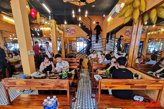 Những dàn đèn lồng cùng gam màu gỗ trang nhã tạo 1 không gian đậm chất Hội An khi đến với Wang Buk