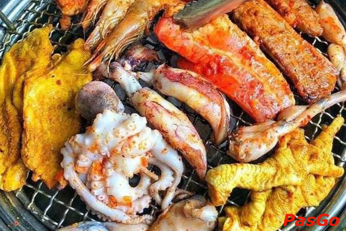 Hãy thử những món ăn nổi bật như Lẩu Nấm, Buffet Nướng BBQ, Gà rán Wang Chicken