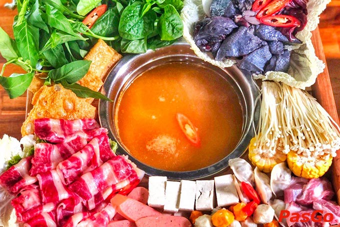 Hãy thử những món ăn nổi bật như Lẩu Nấm, Buffet Nướng BBQ, Gà rán Wang Chicken