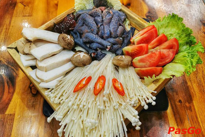 Đặc biệt, nướng bản đá là phương pháp nấu ăn đặc trưng của Wang Buk, giúp giữ nguyên hương vị và dinh dưỡng của các loại thực phẩm.