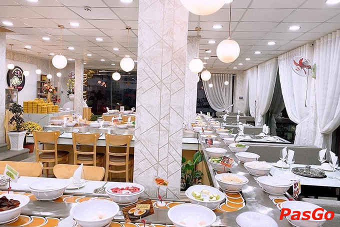 Không gian nhà hàng vô cùng ấm cúng tạo nên trải nghiệm lắng đọng, lưu giữ từng phút giây tuyệt vời của thực khách