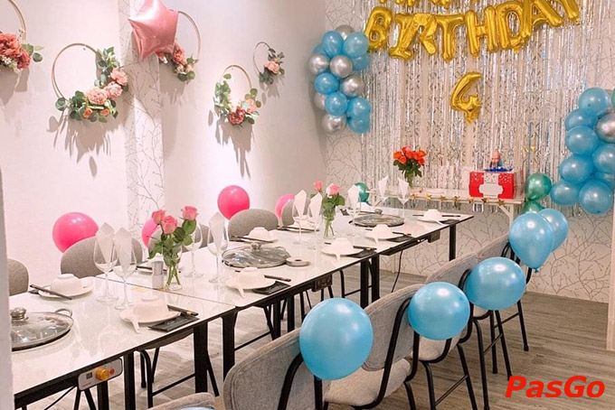 Không gian nhà hàng vô cùng ấm cúng tạo nên trải nghiệm lắng đọng, lưu giữ từng phút giây tuyệt vời của thực khách