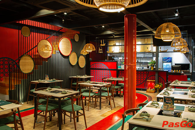 Những chiếc đèn được cách điệu như nơm cá mộc mạc, khe nước nhỏ lắng đọng thiên nhiên hay những chiếc mẹt tre dân dã được xếp đặt lên các mảng tường