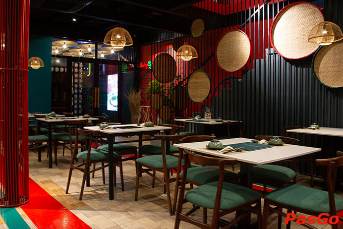 Những chiếc đèn được cách điệu như nơm cá mộc mạc, khe nước nhỏ lắng đọng thiên nhiên hay những chiếc mẹt tre dân dã được xếp đặt lên các mảng tường