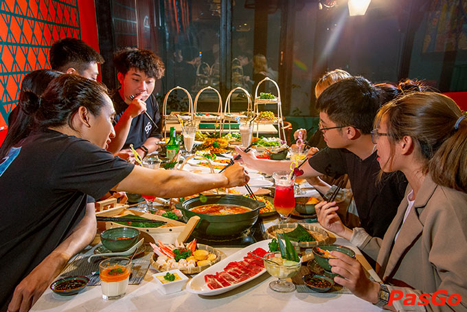 Ngồi lại bên nhau ăn m ột bữa thật ngon, trò chuyện sẻ chia những câu chuyện vui buồn trong không gian ấm áp, thêm gắn kết yêu thương