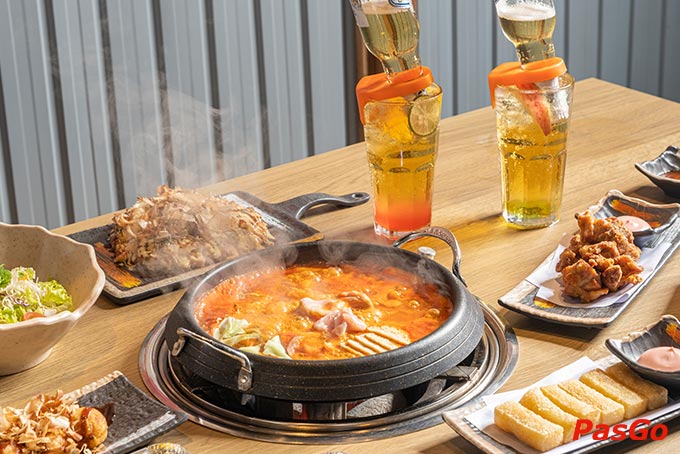 Thực đơn lẩu cũng không kém phần ấn tượng với vị nước lẩu đặc sắc