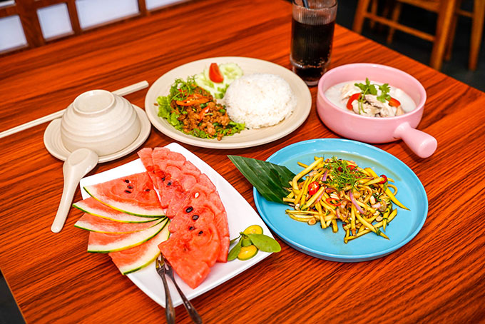 Món ăn được chế biến bởi bàn tay khéo léo của đội ngũ đầu bếp giàu kinh nghiệm, có am hiểu sâu sắc về ẩm thực Thái