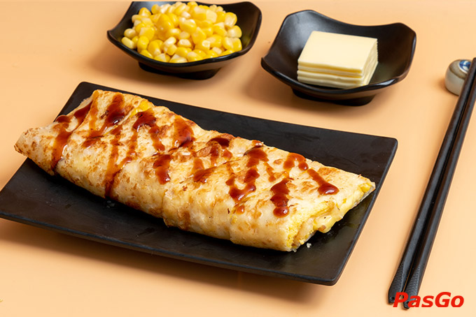 Bánh crepe Đài Loan tại Yu Tang nguyên bản sẽ có một lớp vỏ ngoài mỏng mềm, cuộn trong lớp nhân trứng tráng và ngô ngọt, phủ ngoài một chút sốt dầu hào đặc trưng kiểu Đài Loan