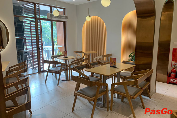 Yu Tang Lê Thái Tổ tại phố đi bộ Hồ Gươm, với sức chứa lên tới 75 khách