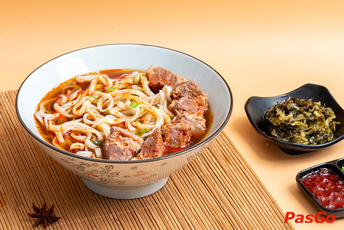 Mỳ Bò với những lát thịt bò mềm mọng nước dùng thanh thanh hòa quyện sẽ làm hài lòng bất kỳ thực khách khó tính