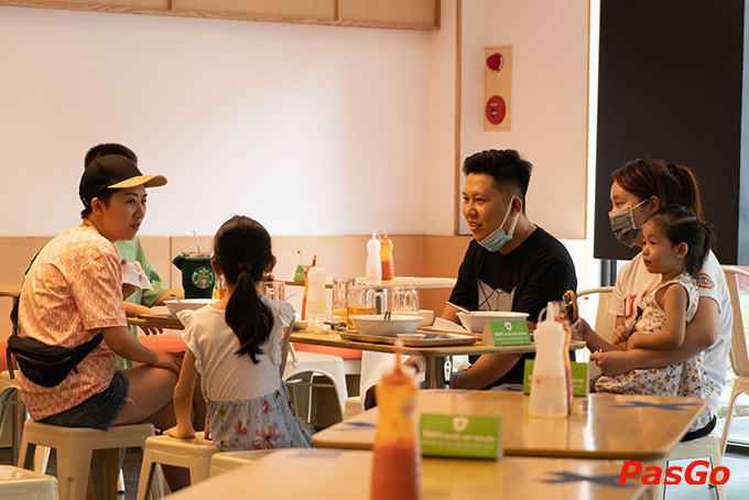 Không gian nhà hàng hiện đại, trẻ trung đậm chất xứ Đài với sức chứa 60 khách