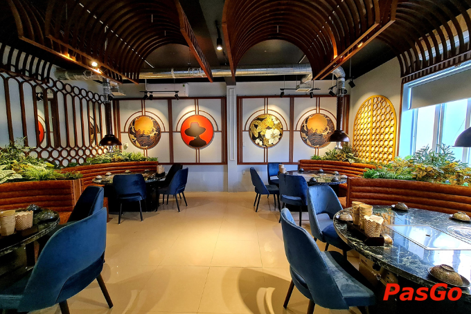 Không gian hiện đại pha nét Á Đông tại Vua Lẩu Nướng – Lá Cọ Xanh