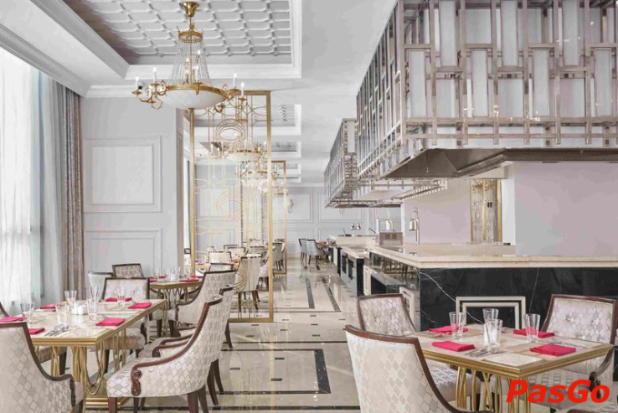 Không gian sang trọng, nằm trên tầng cao khách sạn Four Points by Sheraton