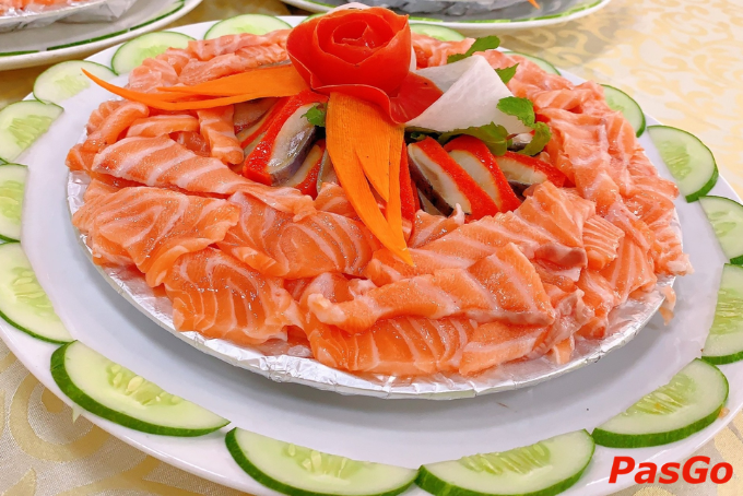 Sashimi cá hồi tại nhà hàng ngon Lạng Sơn Thảo Viên
