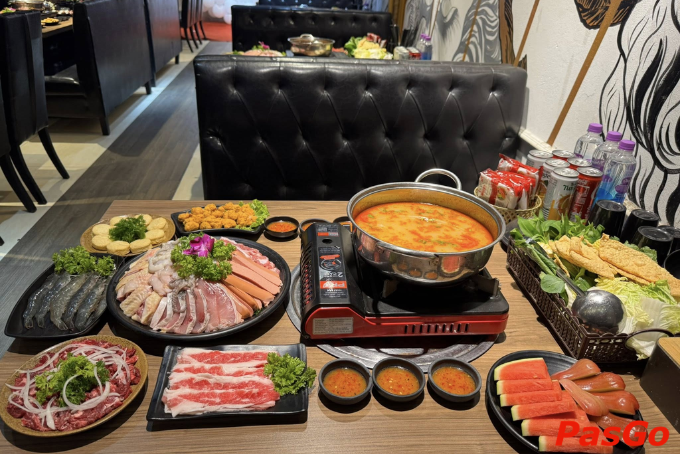 Bàn tiệc đầy ắp thịt, hải sản và đồ ăn kèm chuẩn vị Hàn – hấp dẫn từ hình ảnh đến hương vị.
