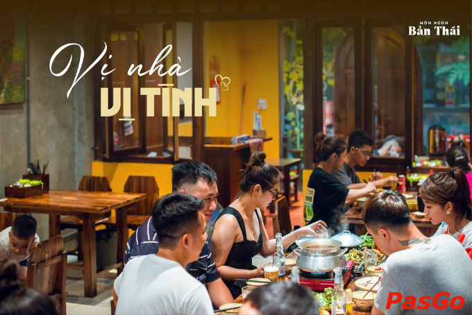 Không gian quán đậm chất bản làng với nội thất gỗ, mang lại cảm giác ấm cúng và gần gũi như ở nhà.
