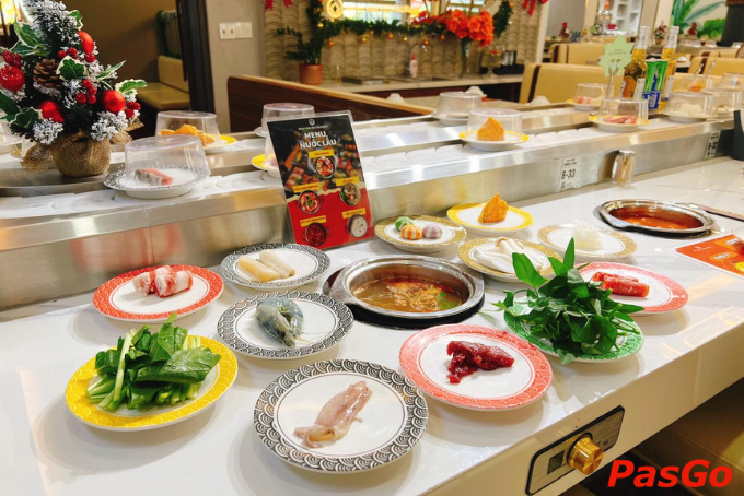 Món ăn phong phú trong buffet băng chuyền tại Minh Vân