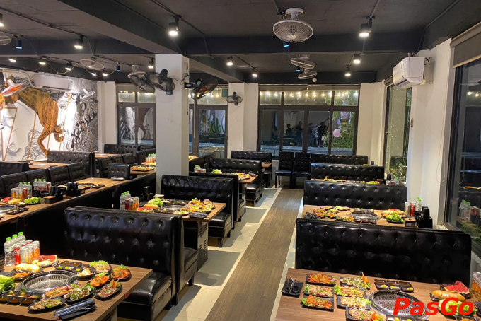 Không gian rộng rãi, trẻ trung tại The Time BBQ – thiết kế hiện đại phù hợp với giới trẻ và các nhóm đông người.
